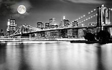 Черно-белая инсталляция с полной луной над Бруклинским мостом 