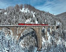 Красный поезд С-377