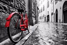 Красный велосипед на черно белой улочке